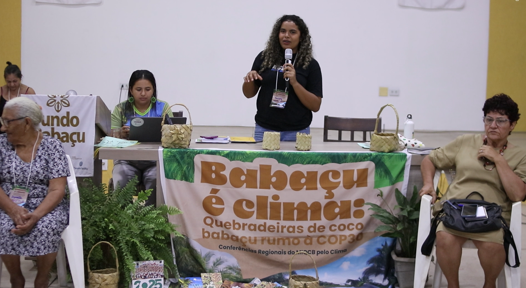 Pré-COP das quebradeiras de coco babaçu denuncia impactos socioambientais