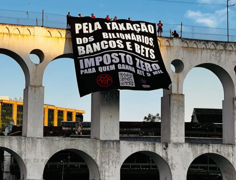 Pressão por isenção de Imposto de Renda motiva ação nos Arcos da Lapa em dia de votação
