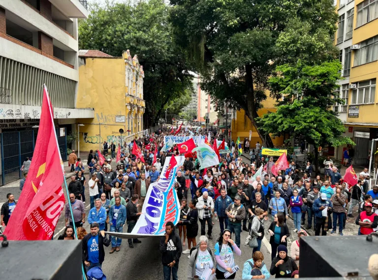 Ato pela Cedae pública reúne milhares contra nova privatização do saneamento no Rio de Janeiro