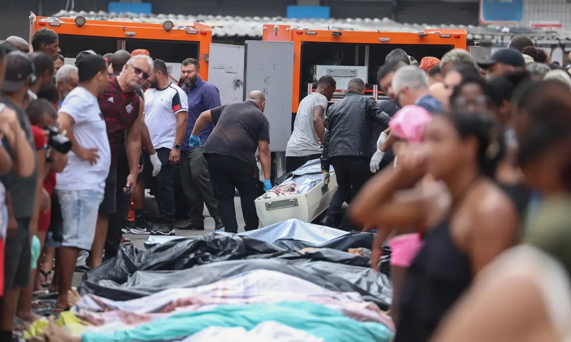 Moradores da Penha recuperam ao menos 72 corpos em área de mata após megaoperação no Rio