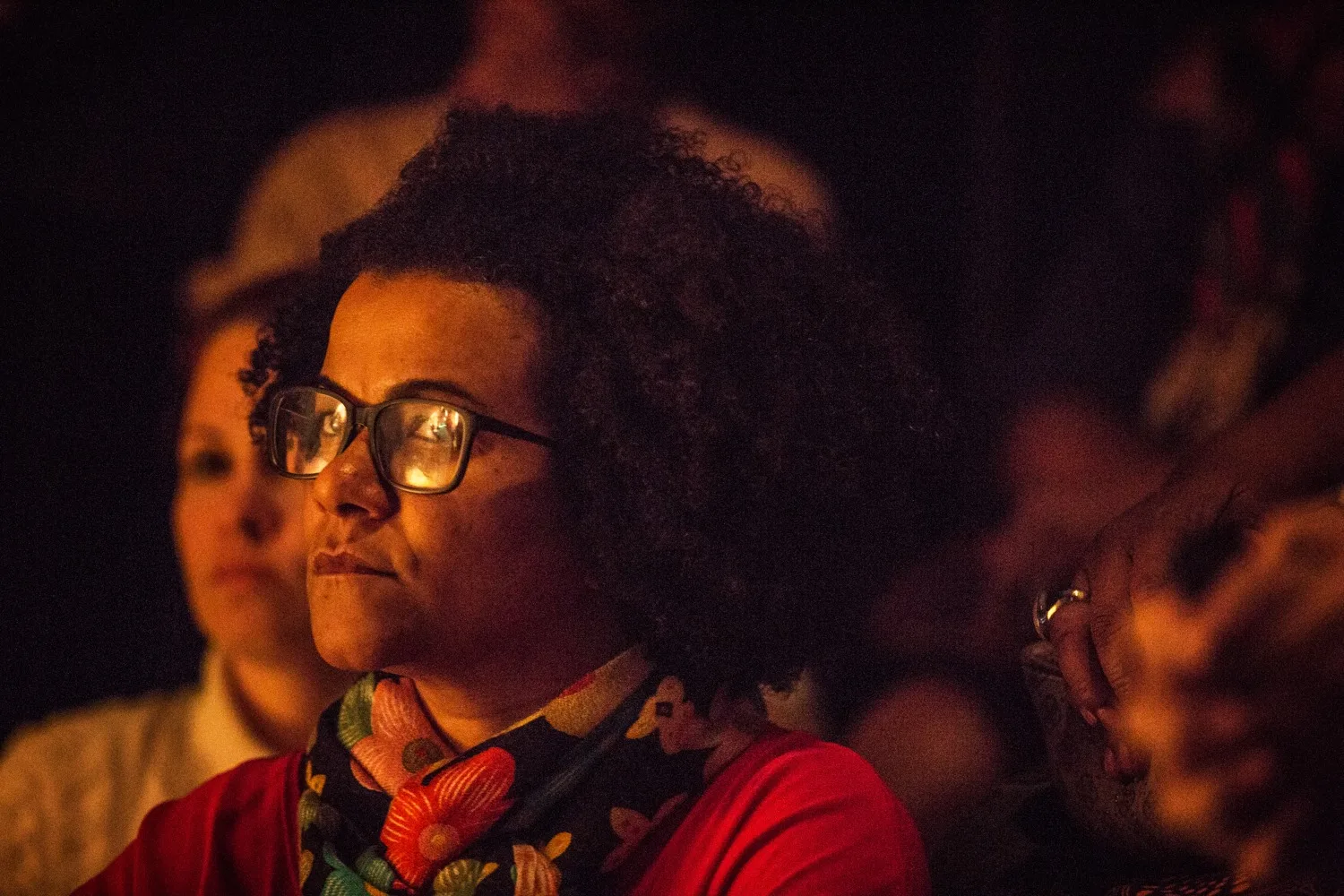Costa destaca que o cinema, enquanto expressão da cultura de um povo, reproduz as contradições do país, mas também possui potencial para ampliar o pensamento crítico