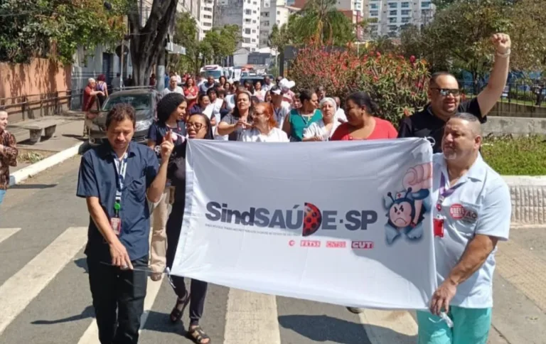 Saúde inicia greve em SP e denuncia plantão de 12 horas com vale de R$ 12 para alimentação 