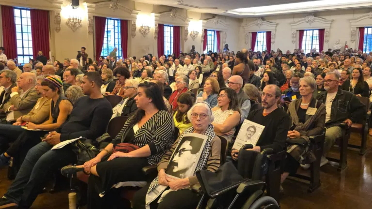 Familiares de mortos e desaparecidos da ditadura recebem certidões de óbito retificadas em SP