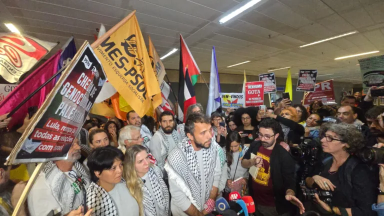 Ativistas que tentaram levar ajuda a Gaza denunciam 'tortura' de Israel