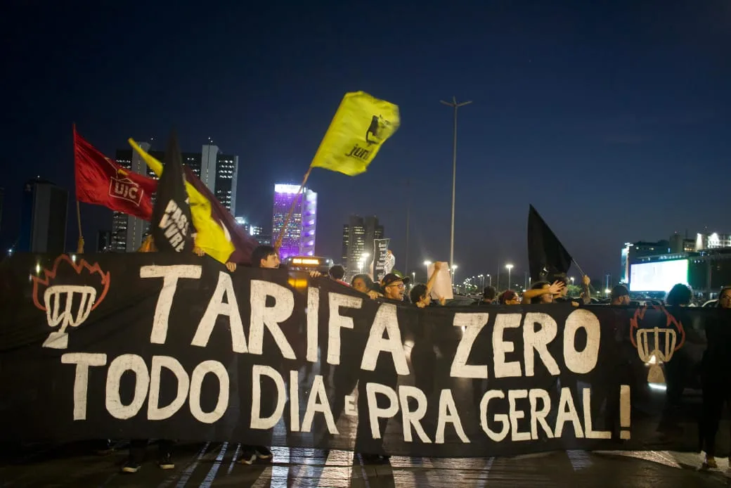 Manifestantes cobram tarifa zero e criticam concessões do transporte público à iniciativa privada
