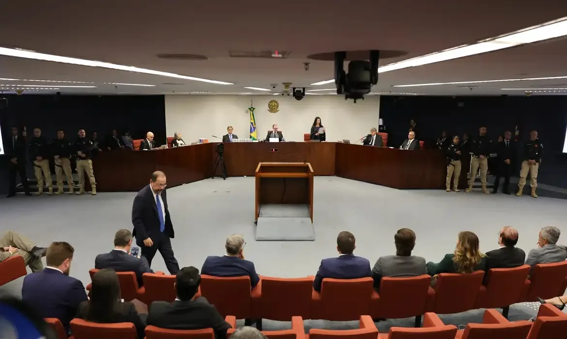 Julgamento analisa papel de militares e civis na propagação de mentiras sobre as urnas eletrônicas