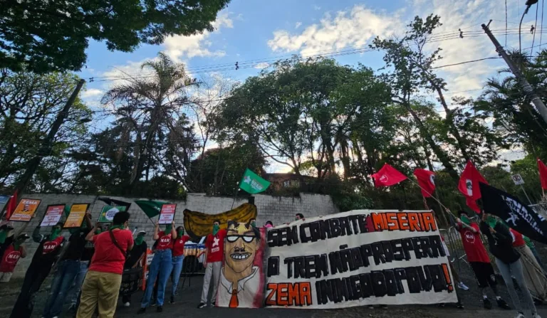 Movimento Brasil Popular faz protesto na casa de Zema e denuncia fome em MG