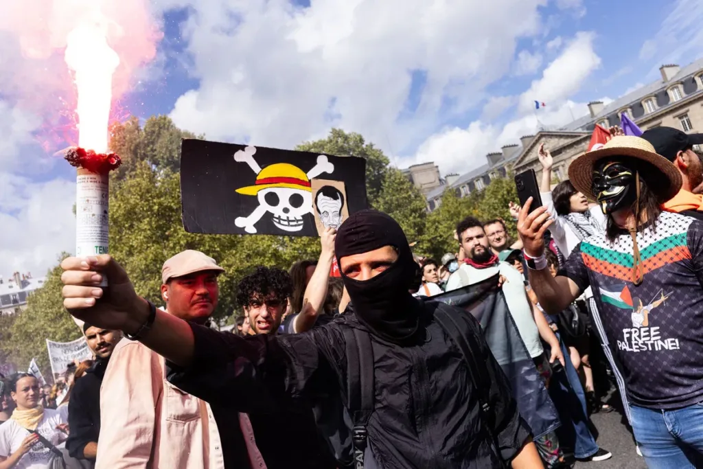 Manifestantes no Nepal exibem bandeira com símbolo do mangá One Piece durante protesto