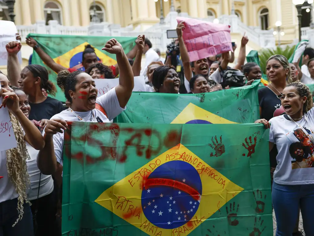 Protesto contra a operação policial que deixou dezenas pessoas mortas no Complexo da Penha, em frente ao Palácio Guanabara, sede do governo do Estado