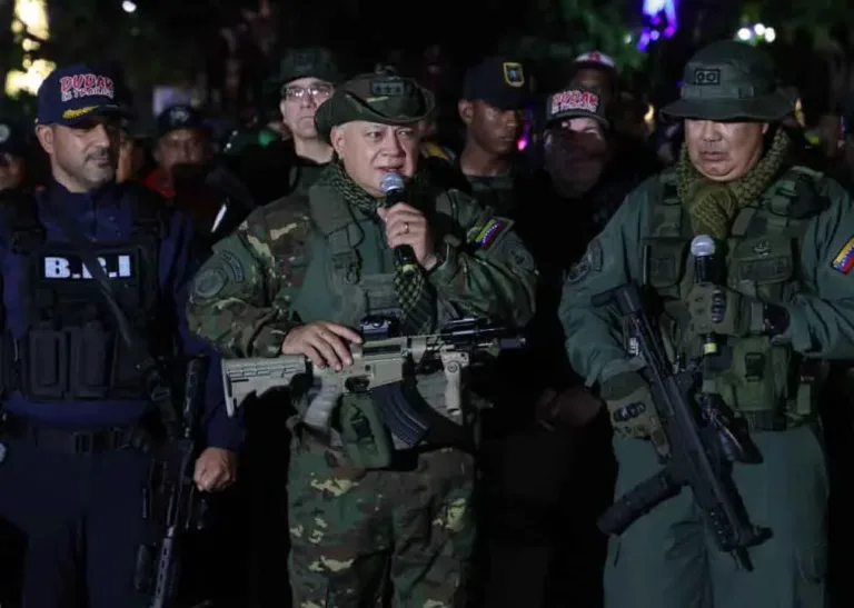 Maduro inicia exercícios militares nos portos de La Guaira e Carabobo