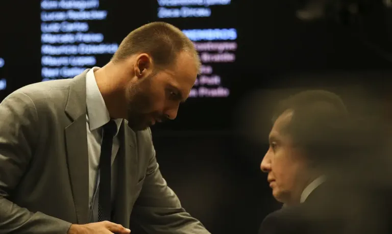 Moraes manda Defensoria assumir a defesa de Eduardo Bolsonaro no STF