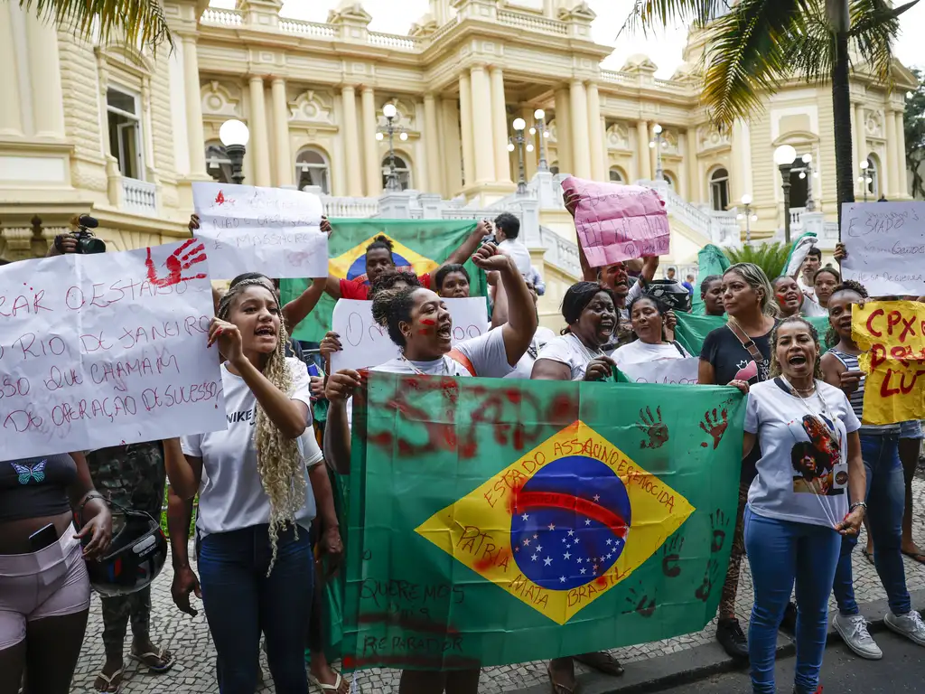 Protesto contra a operação policial que deixou mais de 119 pessoas mortas no Complexo da Penha, em frente ao Palácio Guanabara, sede do governo do Estado