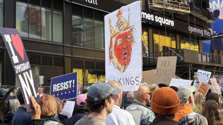 Protestos ‘No Kings’ expõem rejeição a Trump e à política autoritária nos EUA