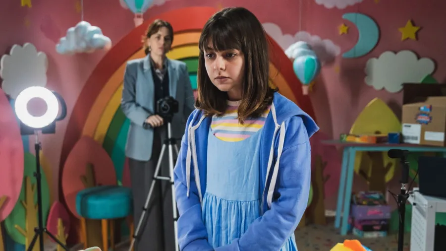 Klara Castanho e Karine Teles interpretam filha e mãe no filme