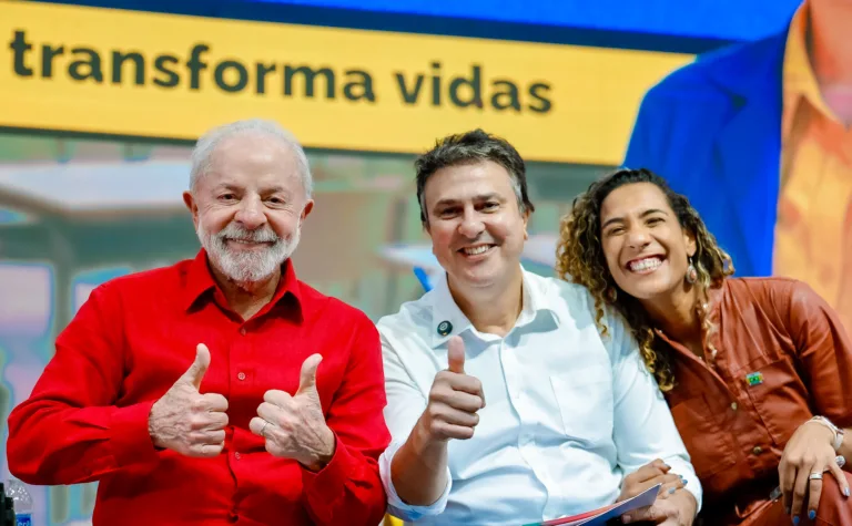 'Tenho uma química com a educação e vocês devem aproveitar para pedir mais coisas', diz Lula