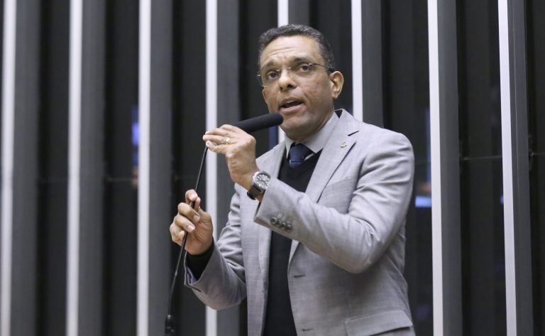 Deputado pastor Otoni de Paula foi o único de direita a condenar massacre