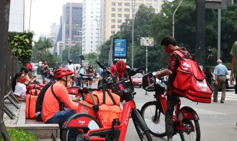 Governo lança R$ 30 bi em crédito para motoristas de aplicativo e muda regras para motoboys