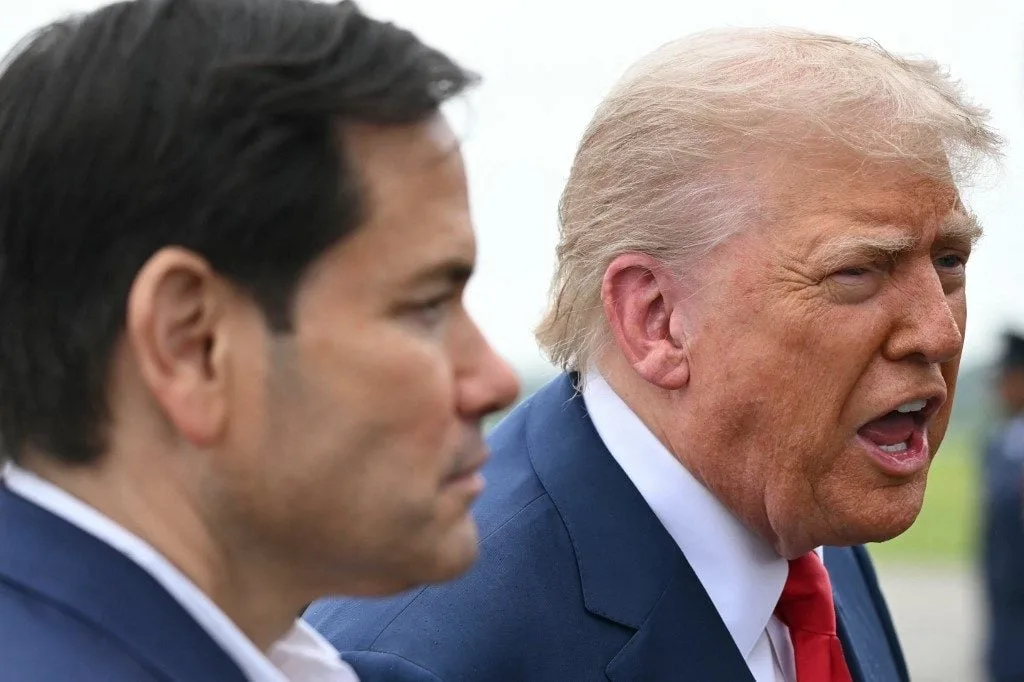 O secretário de Estado dos EUA, Marco Rubio, ao lado do presidente Donald Trump