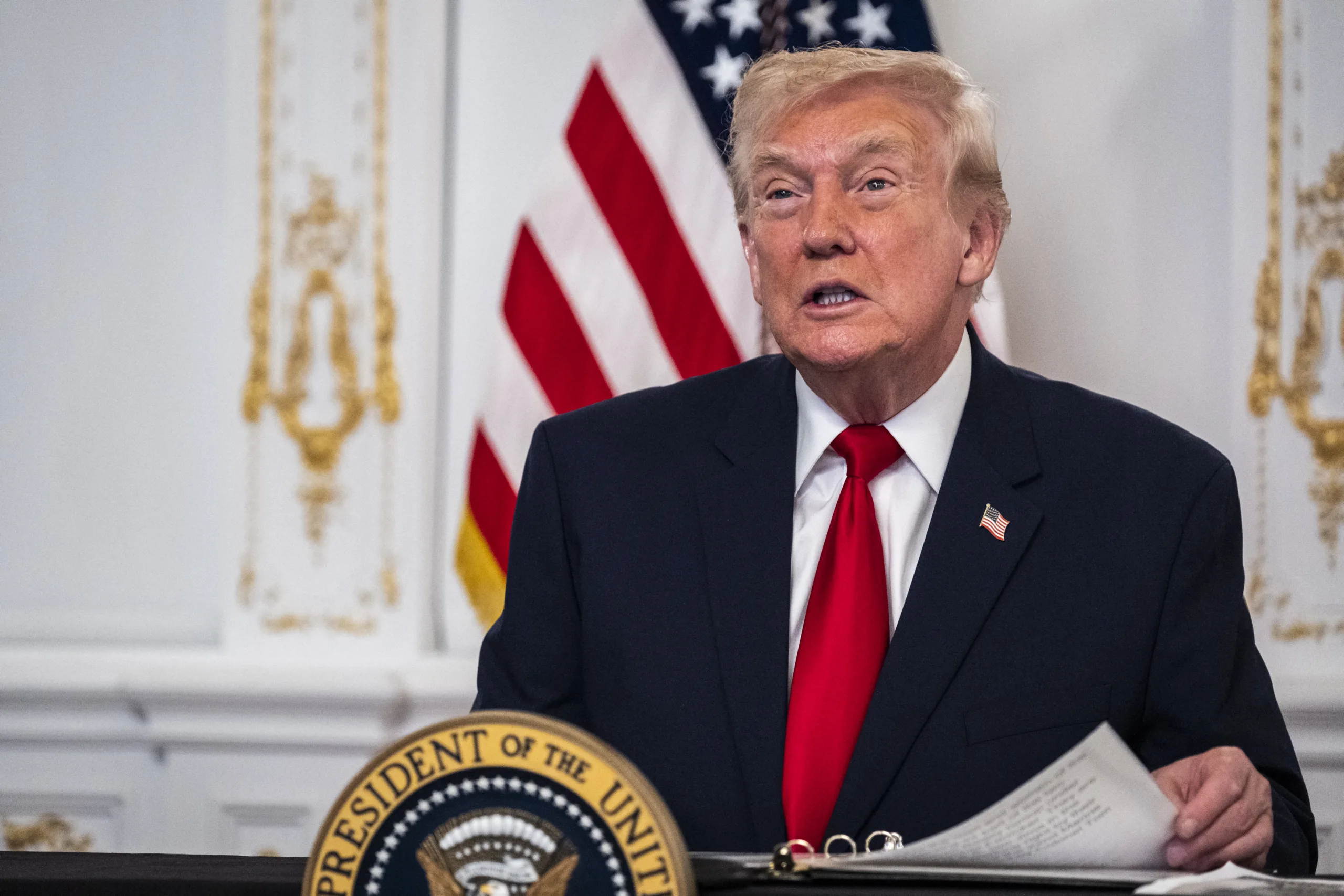Presidente dos EUA Donald Trump participa de uma chamada com militares americanos de seu clube Mar-a-Lago, na Flórida, no Dia de Ação de Graças, em 27 de novembro de 2025, em Palm Beach, Flórida.