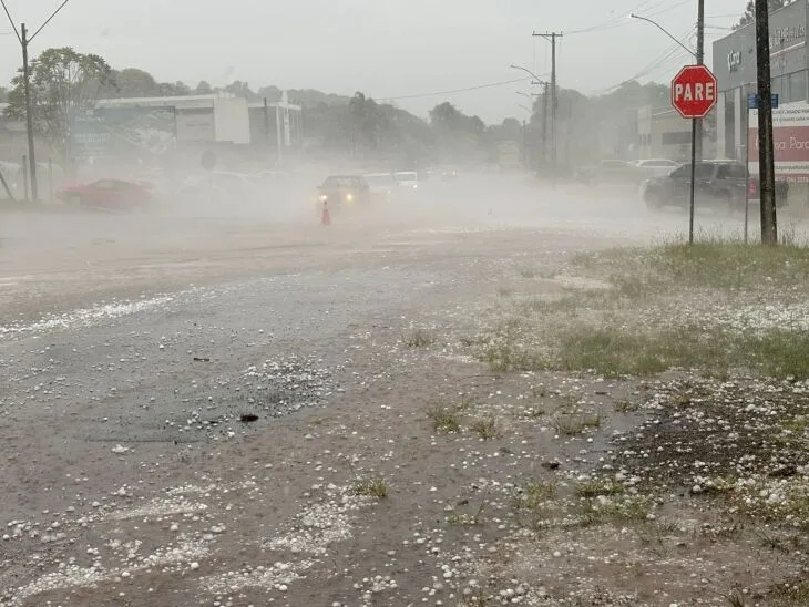 Erechim (RS) enfrenta destruição após chuva de granizo e decreta situação de emergência