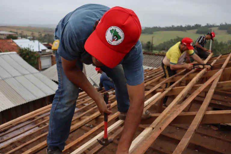 Após tornado no PR, MST amplia ações de solidariedade a desabrigados