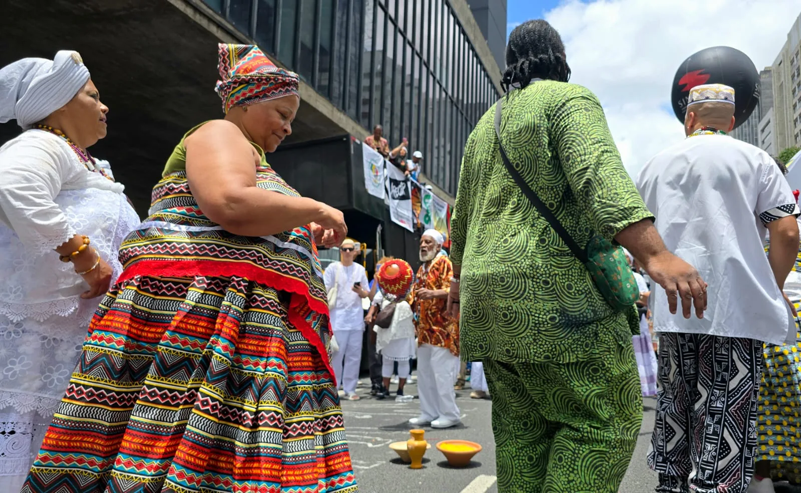 Reunidos em roda, umbandistas e candomblecistas pediram as bênçãos dos orixás no início da manifestação.