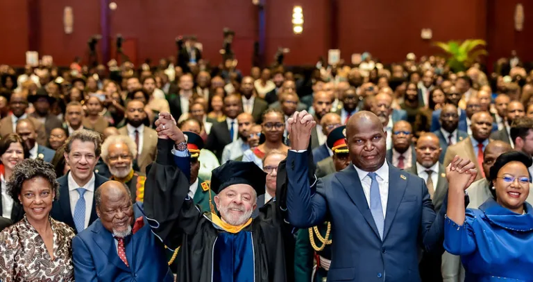 Em Moçambique, Lula recebe título de doutor honoris causa pela 42ª vez