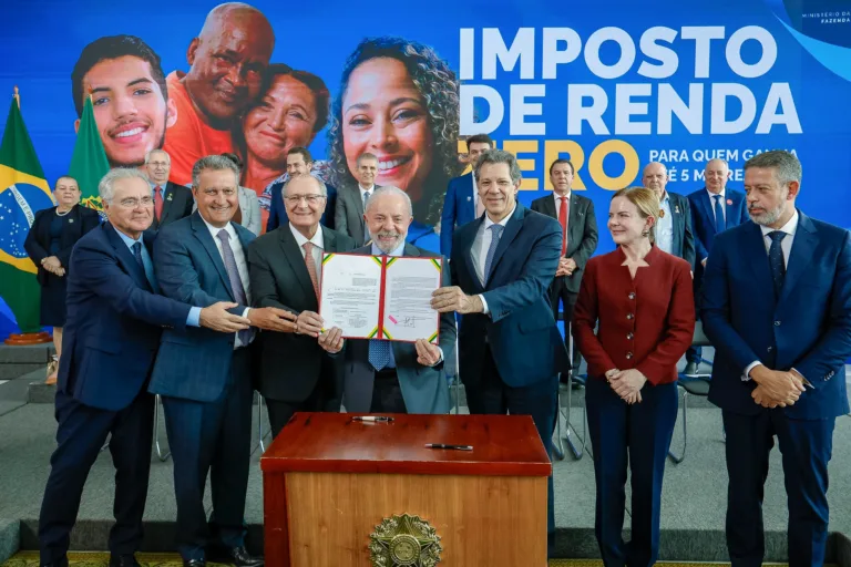 Isenção de Imposto de Renda vira lei e passa a valer em 2026: 'Revolução tributária', diz Lula
