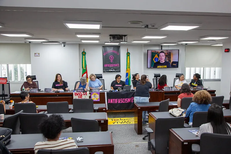Em licença-paternidade, o deputado estadual Leonel Radde enviou um vídeo ao seminário destacando a gravidade dos números da violência contra as mulheres
