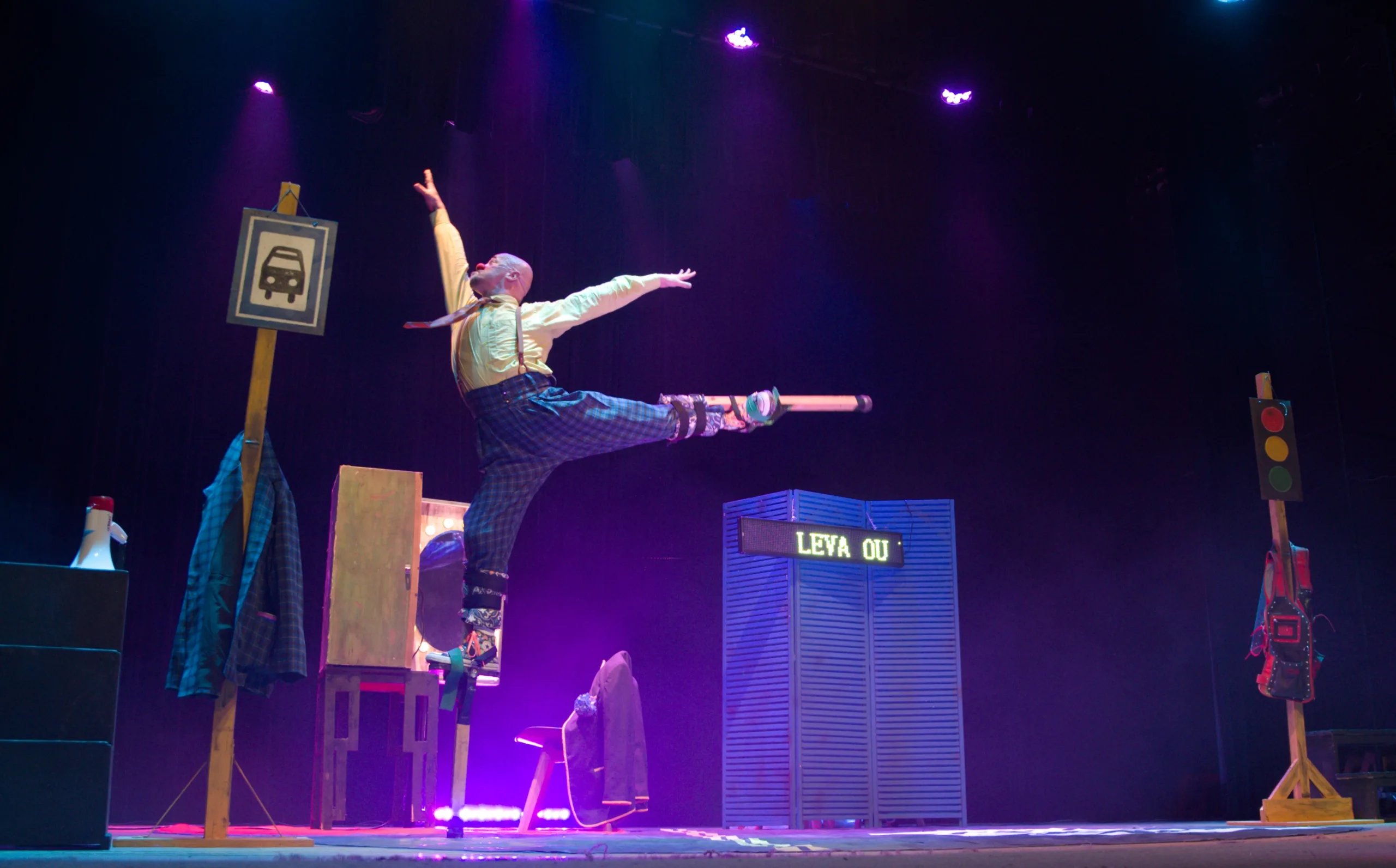 Cena do espetáculo "A Saga de um Palhaço sem Lona", do Circo de Mão