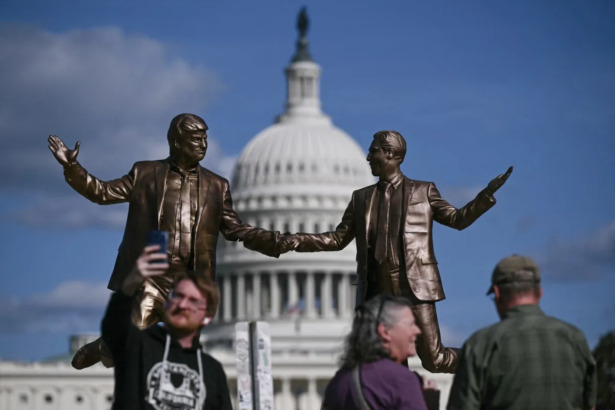 Escultura de bronze em Washington retratando Donald Trump e Jeffrey Epstein de autoria do coletivo de artistas "The Secret Handshake"