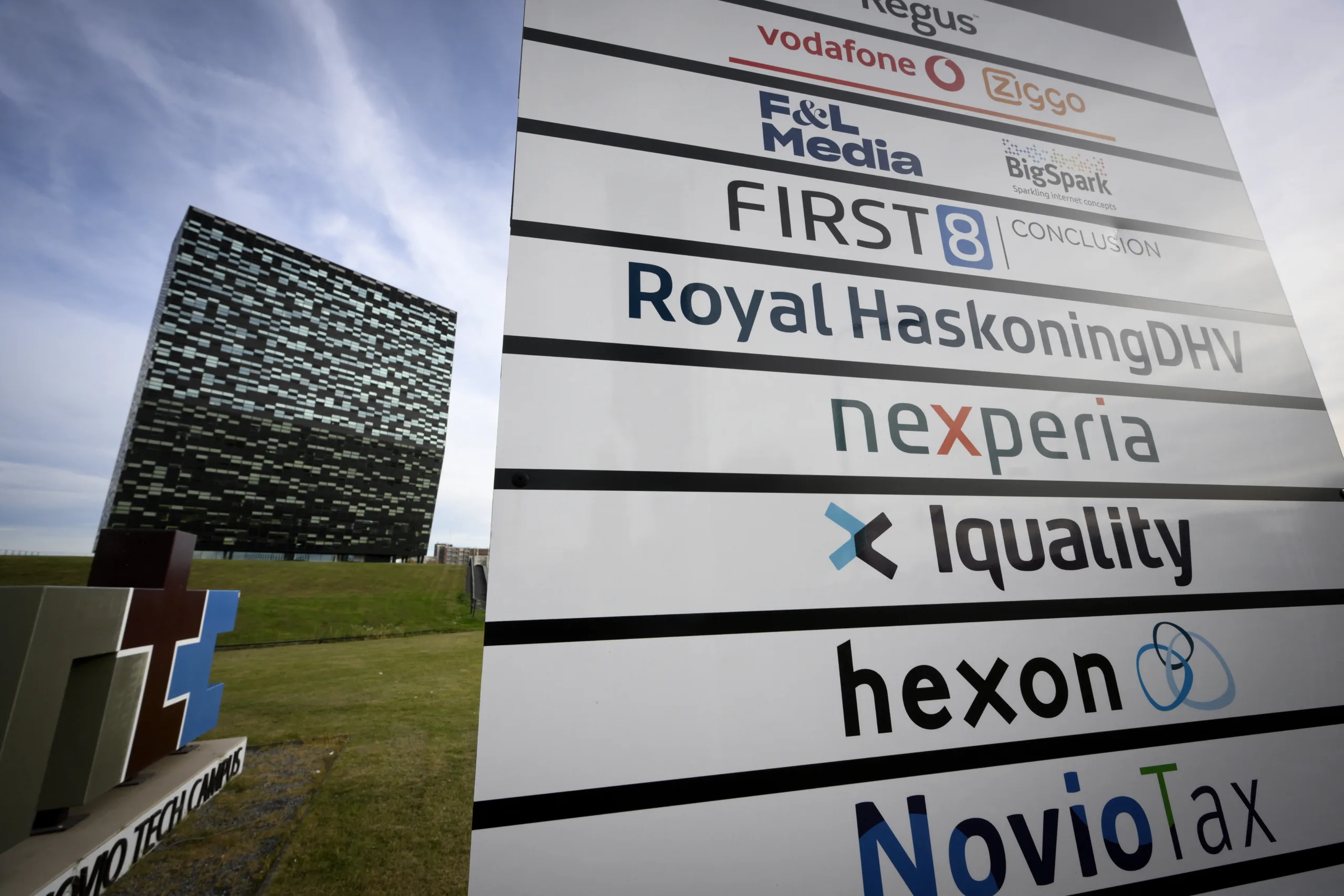 Cartaz com nomes de várias empresas incluída a Nexperia na sede da empresa nos Países Baixos