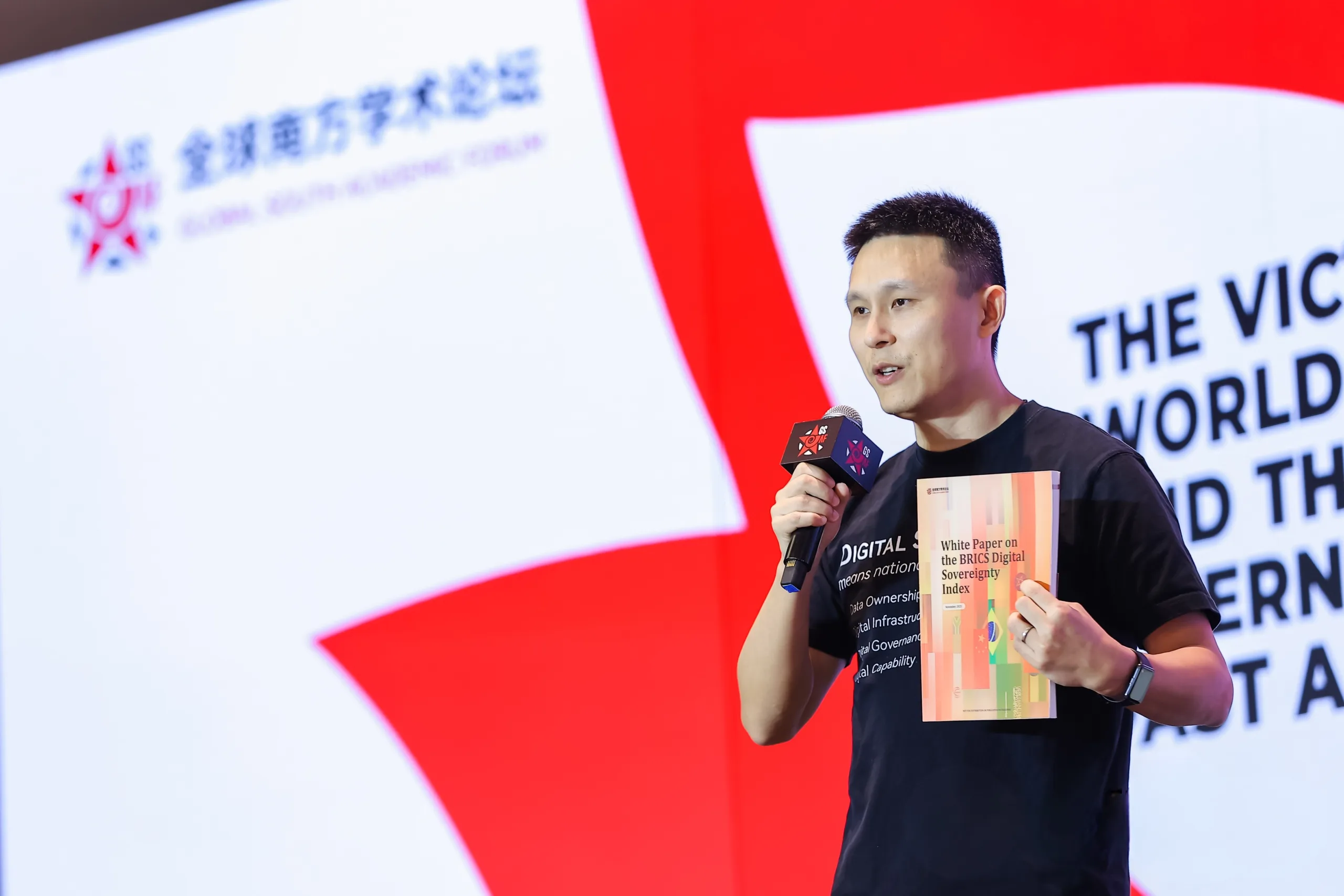Jeff Xiong, secretário-geral do Fórum Acadêmico do Sul Global, no pódio durante o evento anual da organização em Xangai