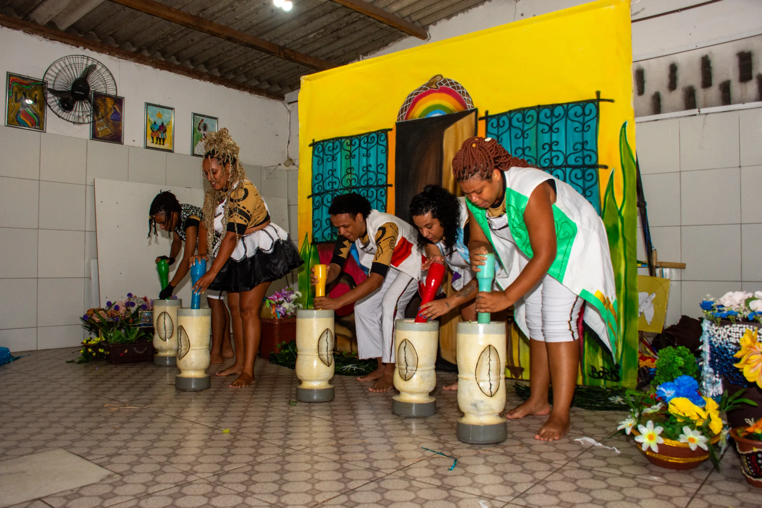 Cena da peça teatral "Ubuntu, uma linda aventura na floresta Afrobrasilândia", do grupo São Gens de Teatro