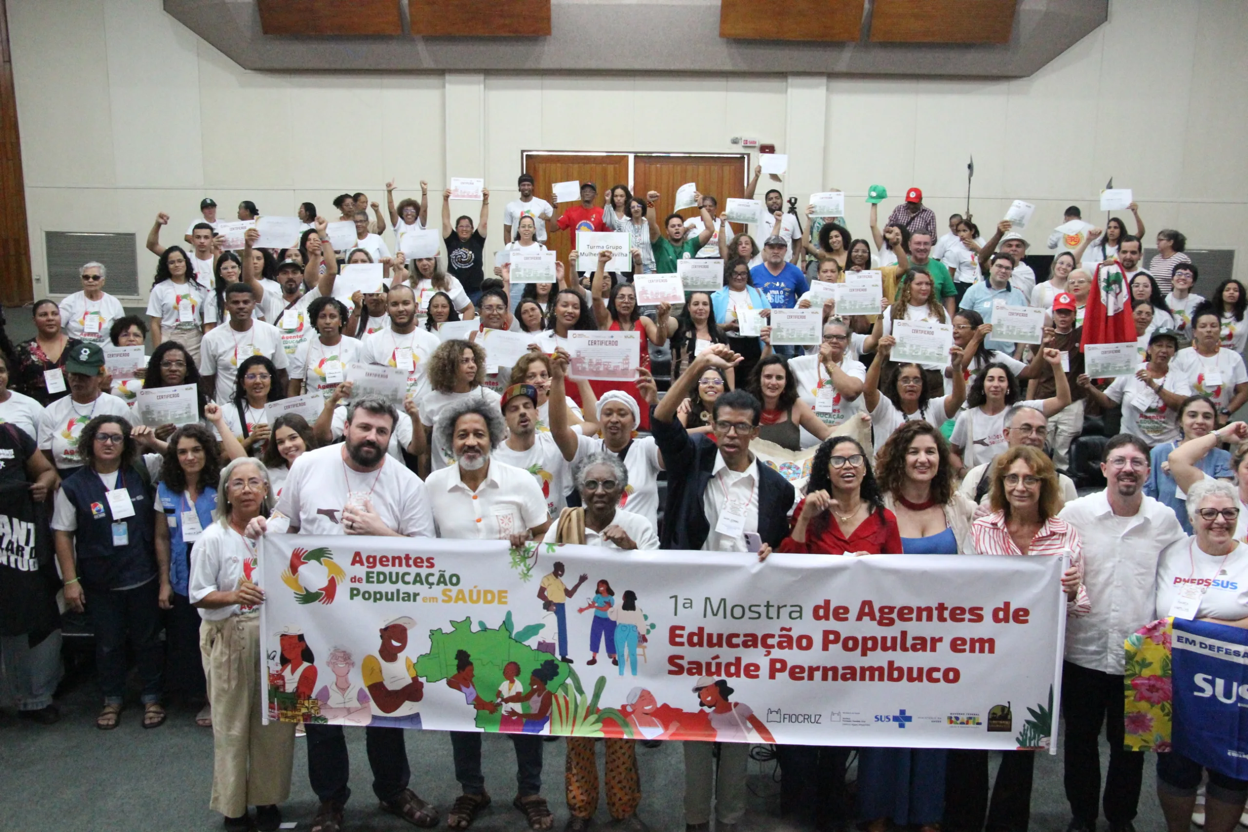 Lideranças formadas no AgPopSUS em Pernambuco exibem seus certificados