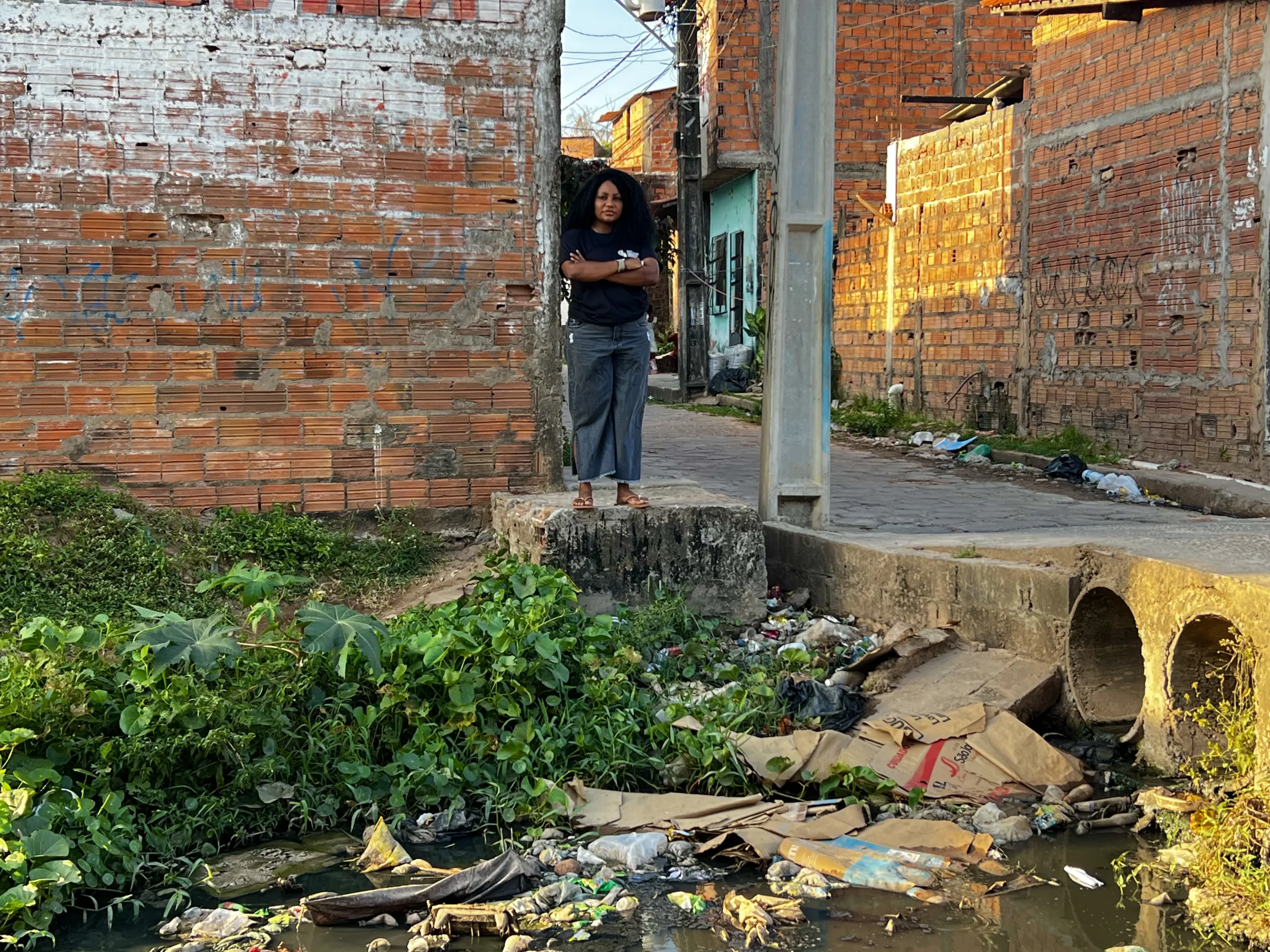A ativista Jú do Coroadinho, na favela do Coroadinho, em São Luís (MA)