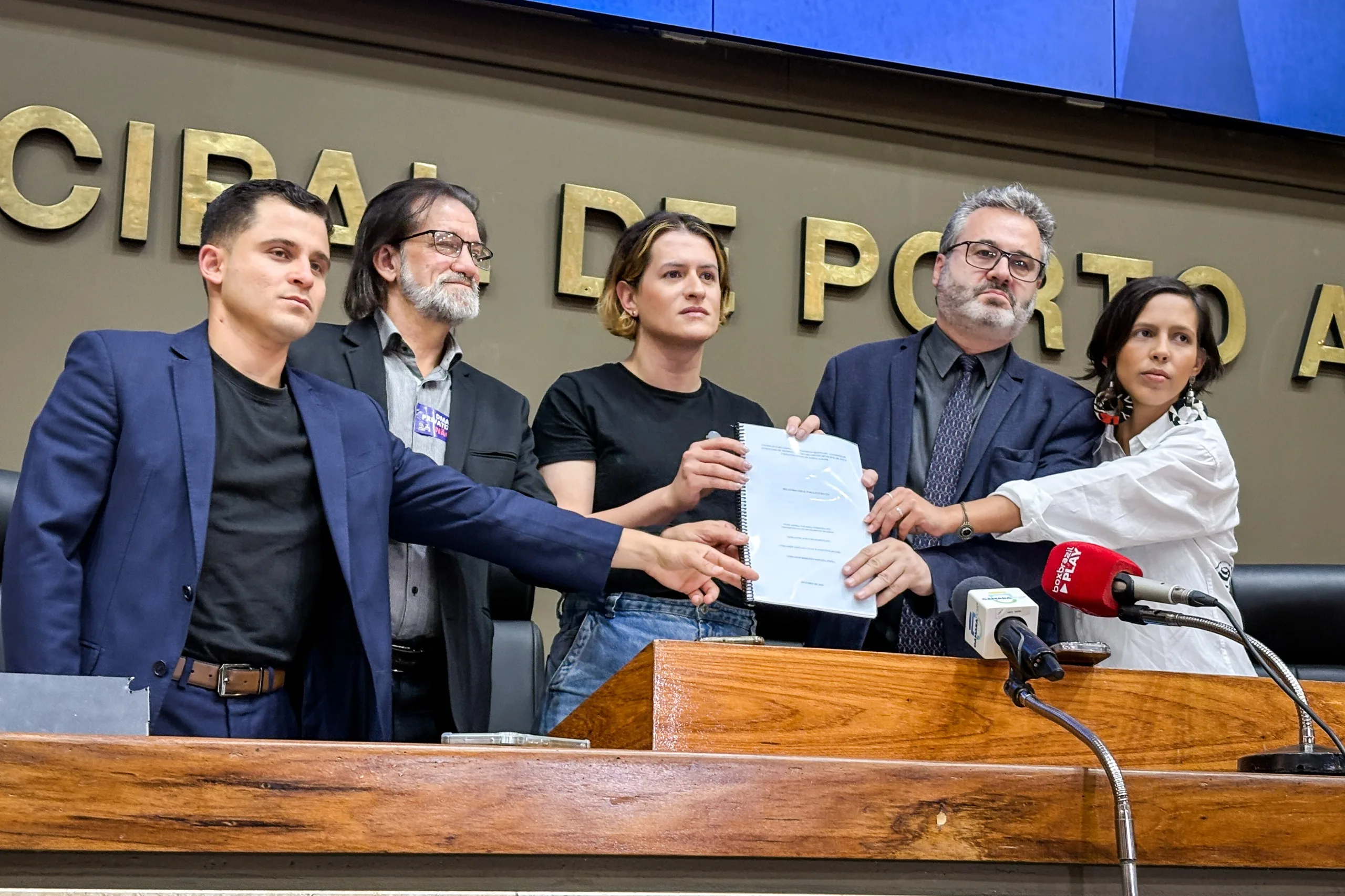 Giovane Culau (PCdoB), Aldacir Oliboni (PT), Natasha Ferreira (PT), Roberto Robaina (Psol) e Juliana de Souza (PT) durante leitura do relatório alternativo da CPI do Dmae