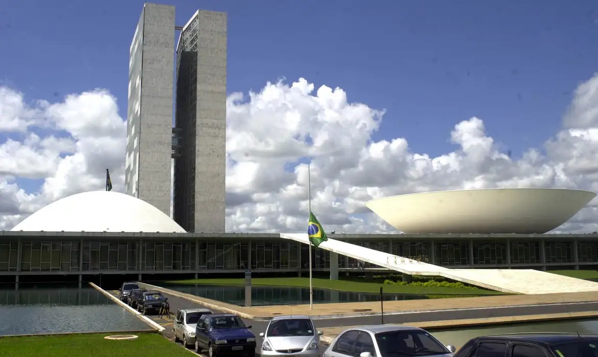Congresso e governo Lula disputam os rumos da segurança pública.