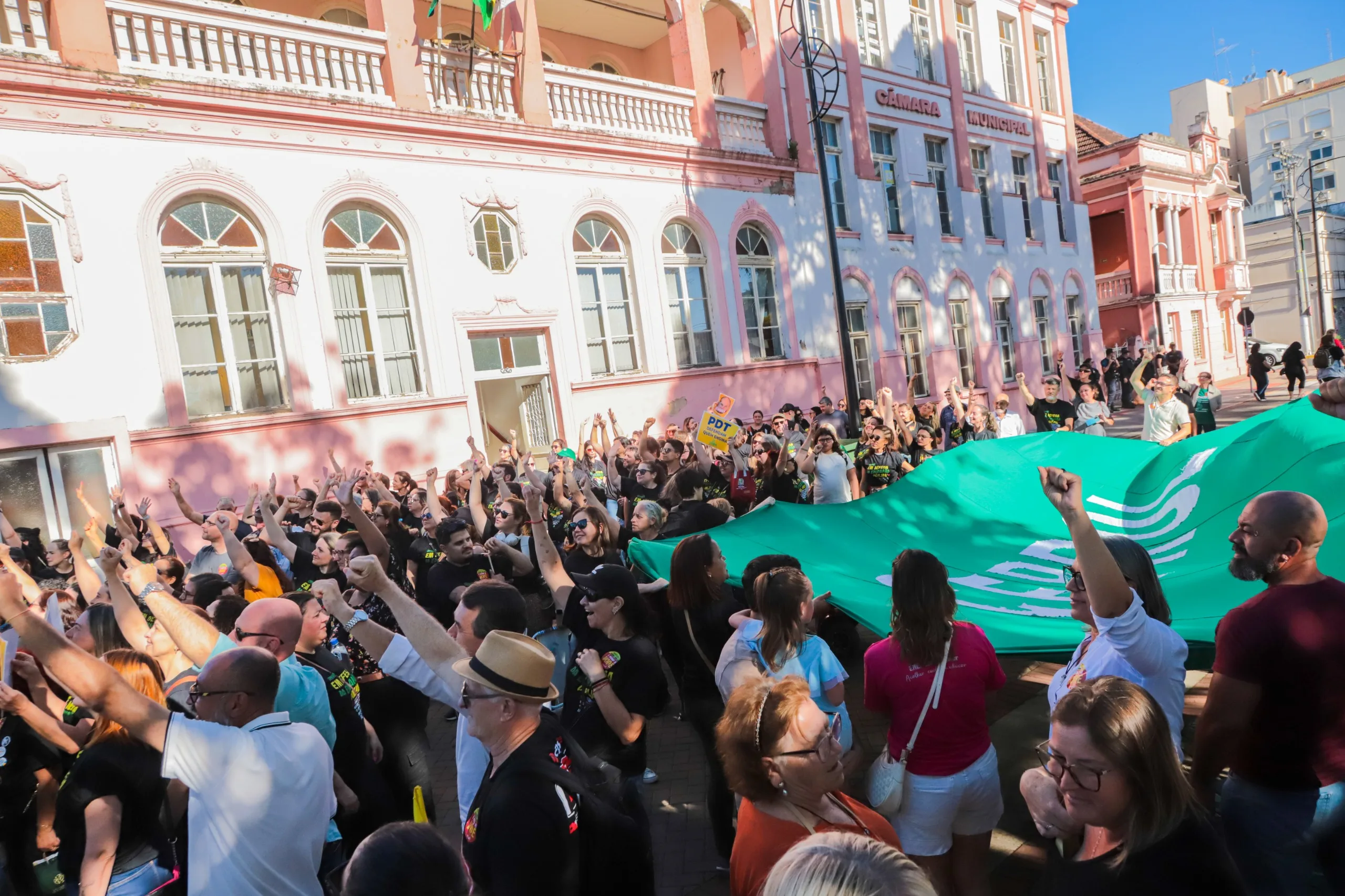 Ato de professores na Praça do Imigrante marcou o início da paralisação e da ocupação da Câmara Municipal