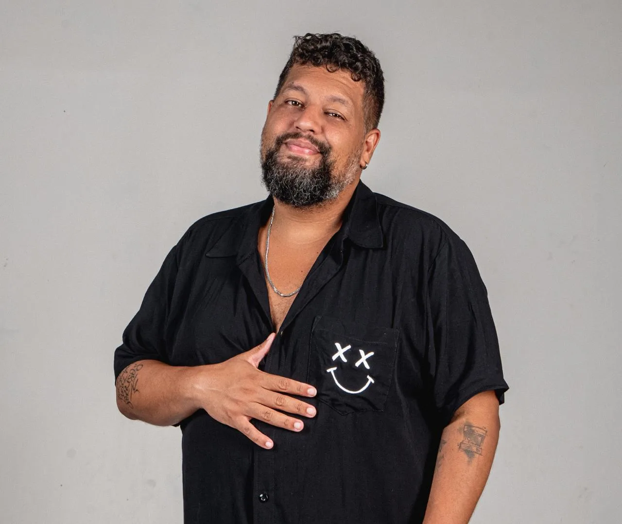 Vencedor do Prêmio Paulo Gustavo 2025, historiador usa stand-up para disputar narrativas políticas e defender educação pública com humor