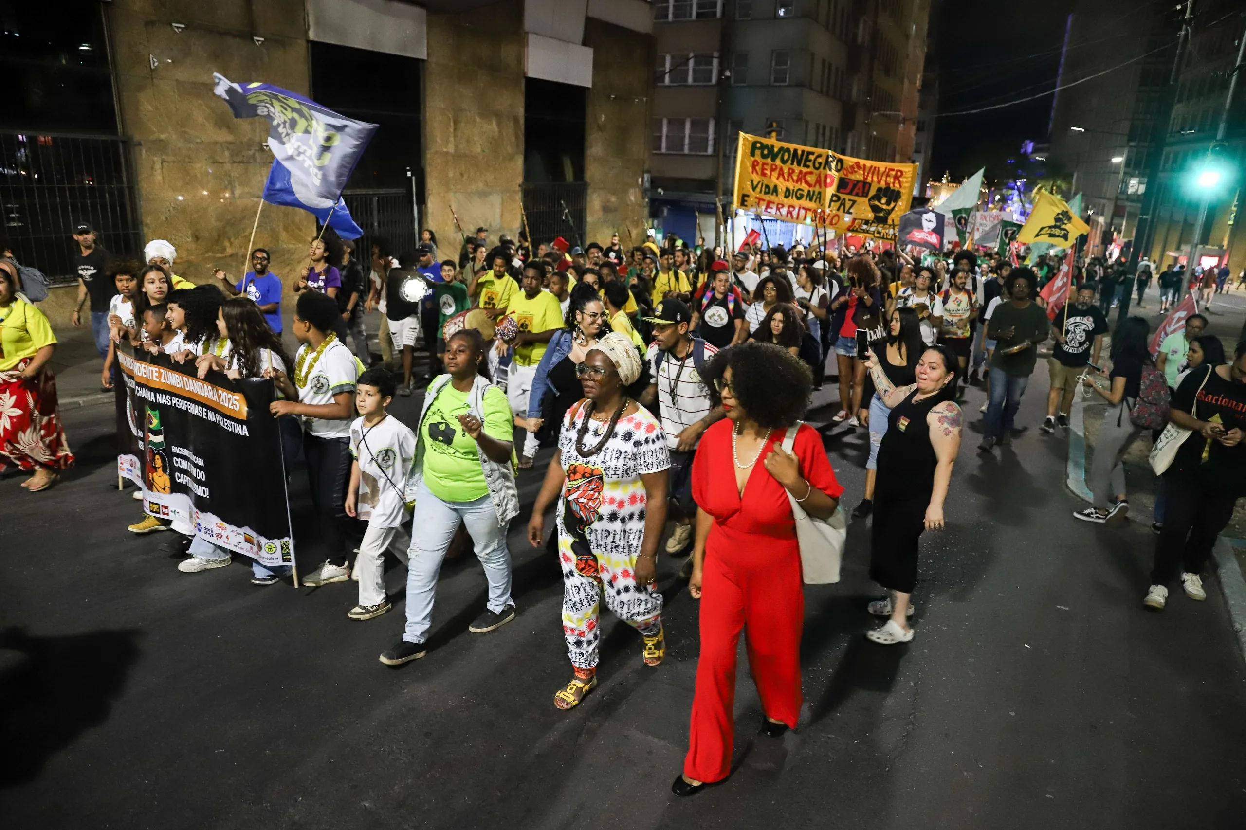 A Marcha Independente Zumbi Dandara 2025 foi convocada com o lema “Povo negro contra a chacina nas periferias e na Palestina”, exigindo desmilitarização das polícias e denunciando o genocídio da juventude negra