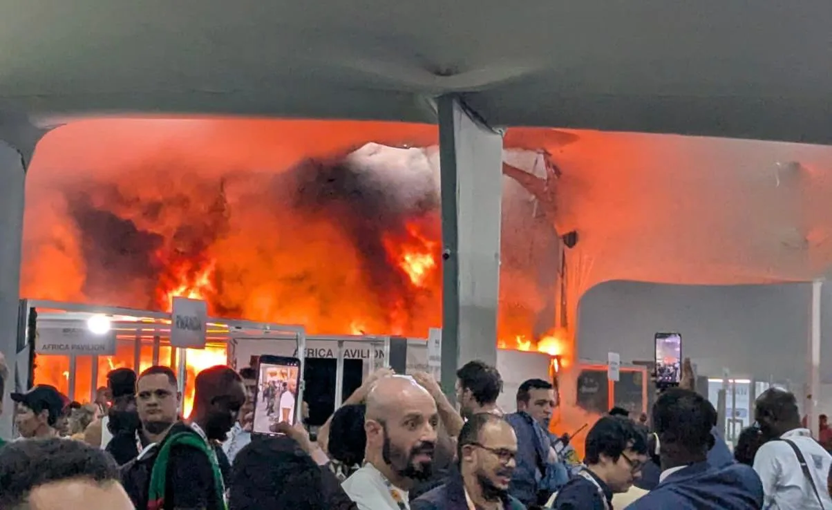 Pavilhão dos países, na Zona Azul, pegou fogo e chamas se alastraram rapidamente