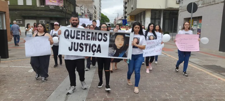 ‘Basta de feminicídio’: caminhada em São Leopoldo cobra justiça por Ketlyn e todas as vítimas
