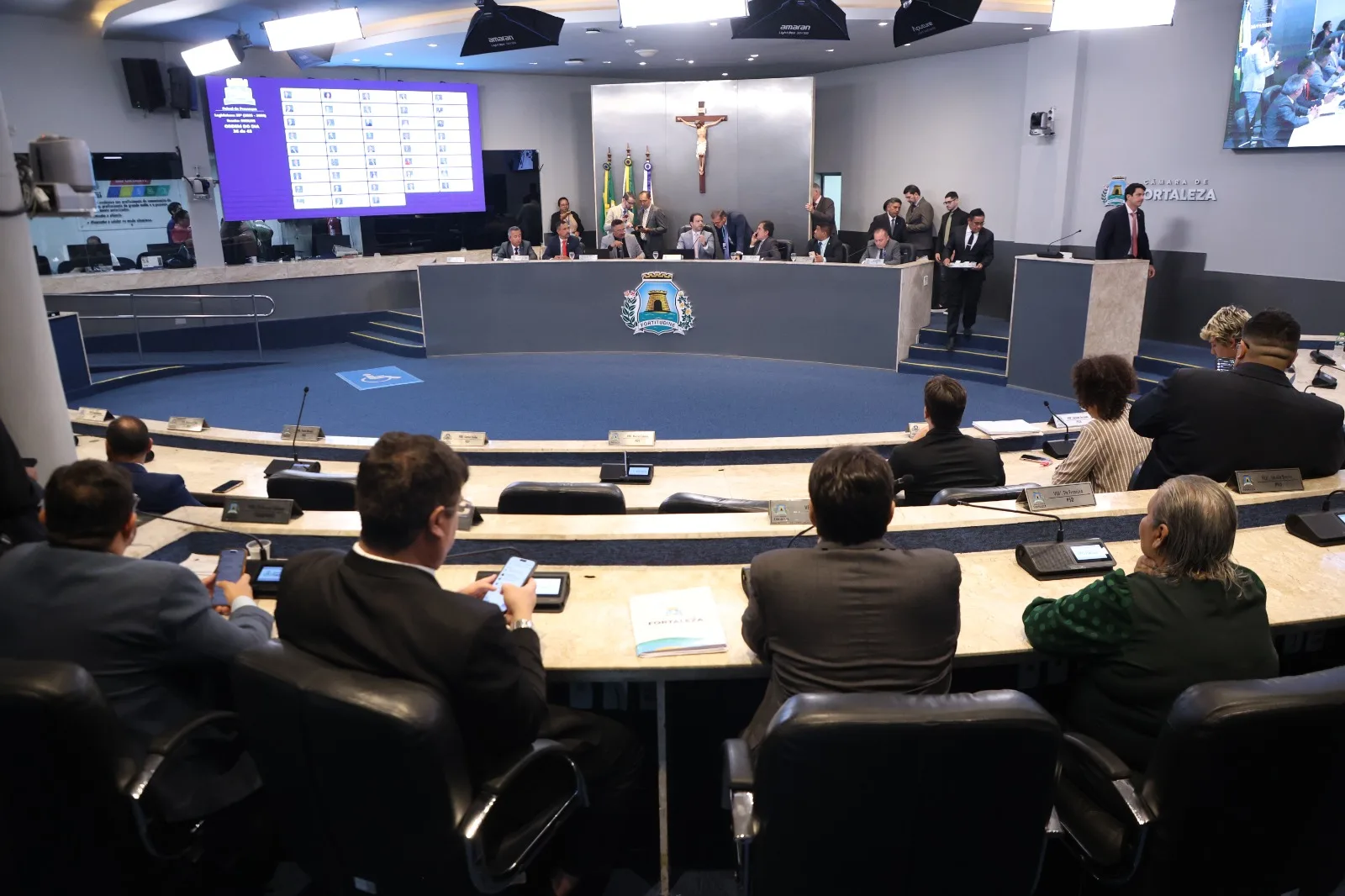 Verticalização na orla e mudanças aprovadas na Câmara provocaram tensionamento em sessão marcada por pressão popular e divisão entre parlamentares.