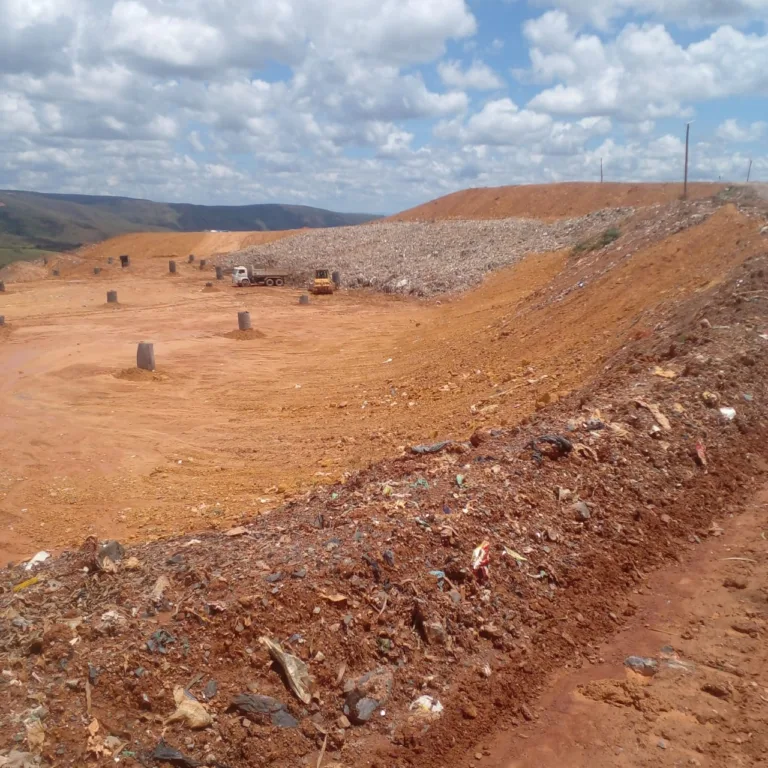 Lixão em Goiás desaba pela terceira vez em seis meses e volta a contaminar córrego 