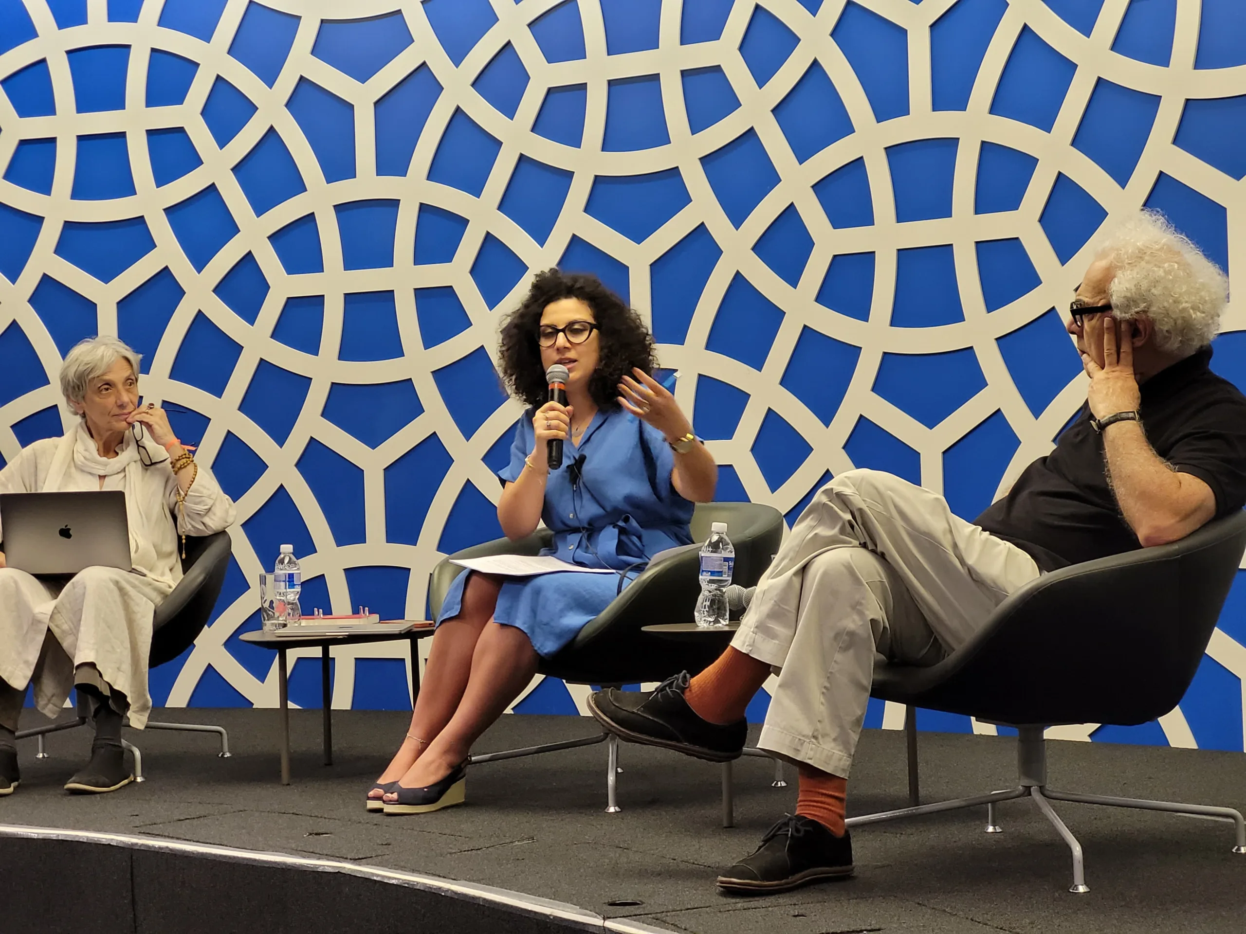 Rula Shadeed (ao centro) em debate com Milton Hatoum e Laura di Pietro, da editora Tabla