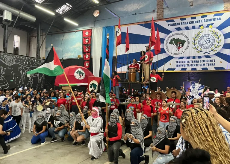 Carnaval do MST celebra samba-enredo e se transforma em festa pela prisão de Bolsonaro