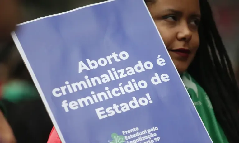 A banalidade do “sou contra o aborto”: enquanto os homens exercem seus podres poderes