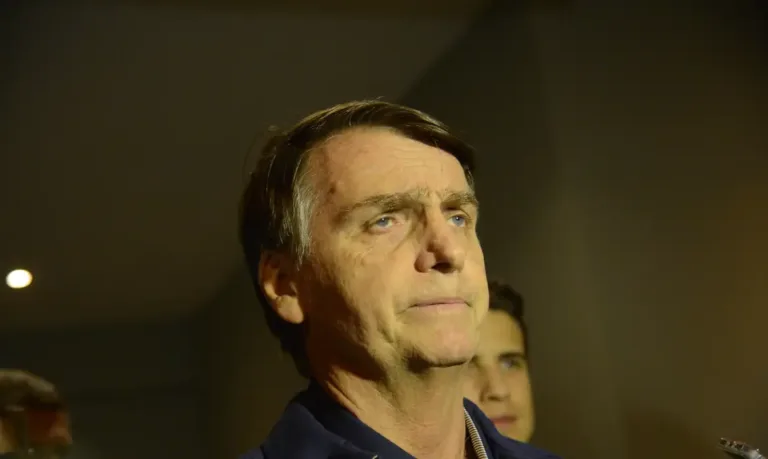Prisão domiciliar para Bolsonaro 'seria um perigo', alerta advogado e cientista político