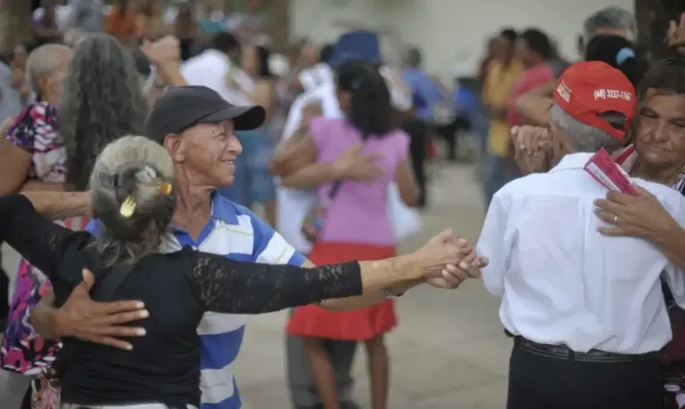 Expectativa de vida no país sobe para 76,6 anos, a maior já registrada